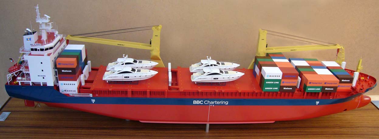 bbc alaska beladen mit Booten und Containern