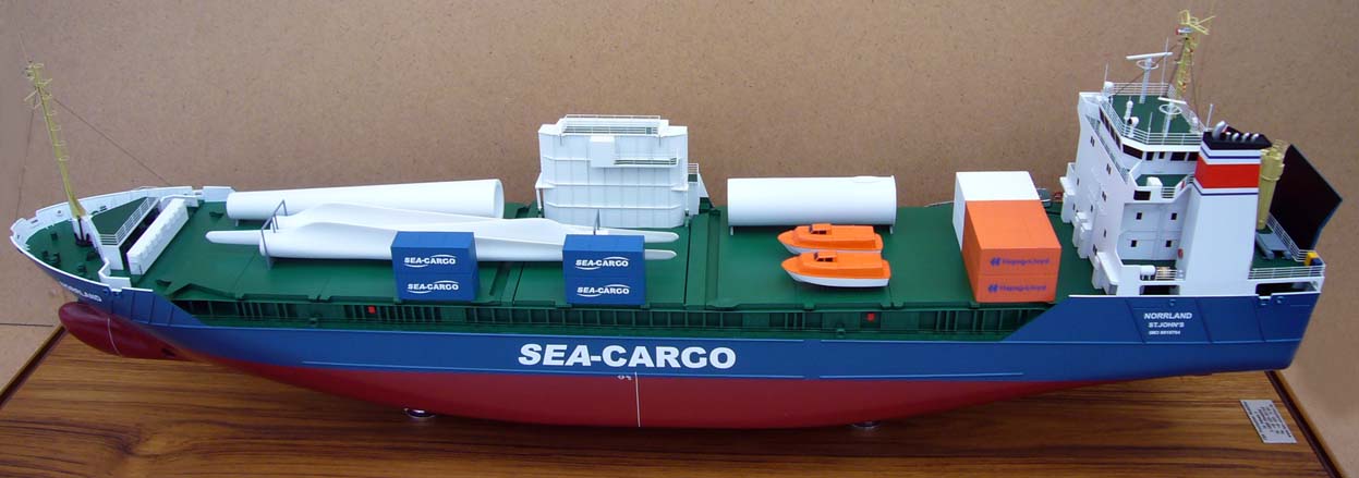 NORRLAND Mehrzweckschiff mit Containern, Rettungsbooten und Rotorblättern von Windanlagen
