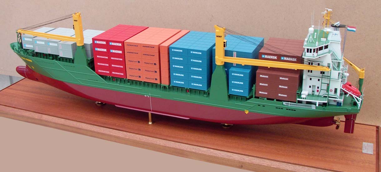 Waal Trader Containerschiff mit voller Containerladung, fully loaded container ship
