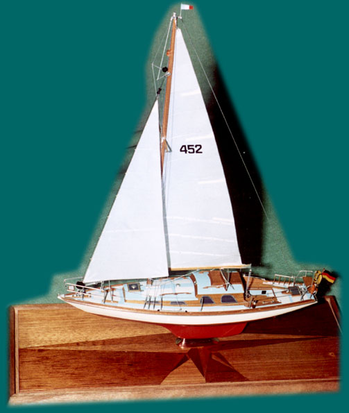 Krill Segeljachtmodell mit Segel Seitenansicht Backbord