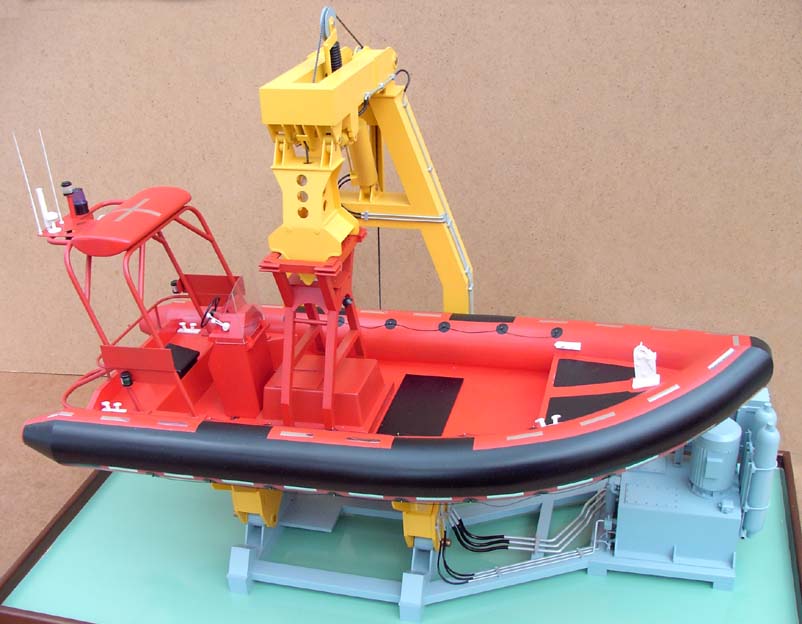 Davit gelb Seitenansicht mit rotem Motorboot