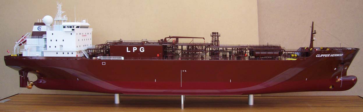 Clipper Hermod Seitenansicht Steuerbord. Auffällig roter Rumpf und Aufbauten auf dem Hauptdeck.
