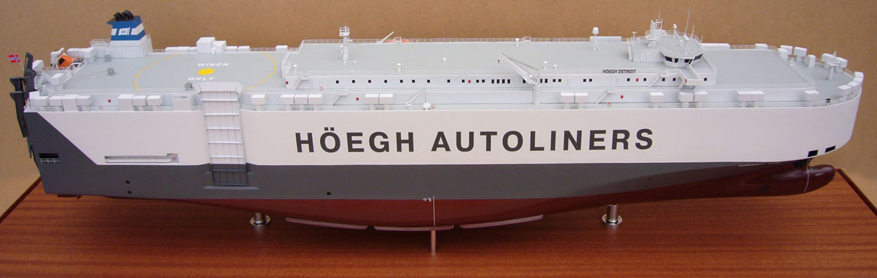 Hoegh Detroit RoRo-Frachter Steuerbordansicht, hoch gebauter Rumpf und ausfahrbare RoRo-Brücke an Steuerbord